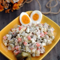 Cho tất cả các nguyên liệu trên vào 1 cái thau. Cho sốt mayonnaise vào trộn đều. Để tủ lạnh 2-3 tiếng và măm măm. Cắt thêm trứng để trang trí là hoàn thiện rồi nhé! Món salad Nga này sẽ chiều lòng khẩu vị cả nhà, đặc biệt là các bé yêu sẽ siêng ăn rau hơn nhé. Lưu ngay cách làm salad Nga này ngay nhé.