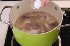 Cho khoảng 800ml nước vào trong nồi, rồi cho bạch chỉ, mứt táo và bao tử heo vào. Đun liu riu trong 30-45 phút. Sau đó thêm 5g muối, 1/2 muỗng cà phê tiêu, nấu trong 5 phút thì tắt bếp.
