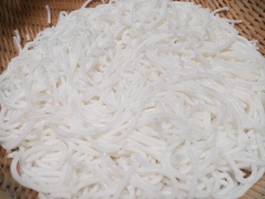 Trụng bún bánh canh trong nước sôi khoảng 1 phút rồi vớt ra để ráo.
