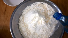 Cách pha bột đổ bánh xèo: Cho 500gr bột làm bánh xèo vào thau, cho thêm 150gr bột chiên giòn cùng 1 lít nước sôi để nguội (nước lọc) vào khuấy cho bột tan hoàn toàn.
