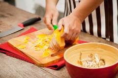 Bí đỏ và khoai lang gọt vỏ, rửa sạch, cắt miếng nhỏ vừa ăn.