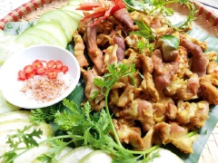 Bày trí lòng heo và dạ dày heo cho ra mâm cho đẹp mắt, ăn kèm chuối chát, khế chua cực đỉnh. Món này làm mồi nhấm bia rượu là hết sẩy.