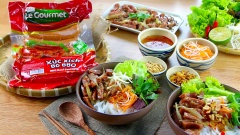 Bánh phở tươi hoàn toàn có thể thay thế bằng bún hoặc mì, mỗi cách kết hợp sẽ cho ra một biến tấu thú vị hơn. Nếu chuẩn bị trước đồ chua và nước mắm thì chỉ với 20 phút xào xúc xích là bạn đã có một bữa ăn hoàn chỉnh rồi.