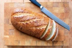 Bạnh có thể chọn các ổ bánh mì cũ, nếu dùng bánh mì mới, bạn cắt khoảng 15 lát rồi để ra ngoài khoảng 1-2 ngày cho khô. Cho trứng gà, sữa tươi nguyên kem, rượu rum, bột quế, bột nhục đậu khấu, tinh chất vani vào tô, khuấy đều cho hòa quyện.