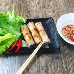 Dọn món chả giò thịt bắp ra đĩa, trang trí vài lá xà lách hoặc co thể vài cọng ngò rí xung quanh giúp cho món ăn đẹp mắt và tăng phần hấp dẫn hơn. Món này ăn kèm với xà lách và nước mắm chua ngọt sẽ rất ngon nhé. Mời bạn thưởng thức!!!!