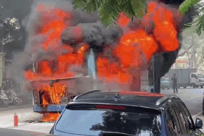 Hà Nội: Xe buýt cháy trơ khung trên phố Lý Thường Kiệt, hàng chục hành khách may mắn thoát nạn - Chuyên trang Gia Đình &amp; Xã Hội - Báo Sức khỏe &amp; Đời sống