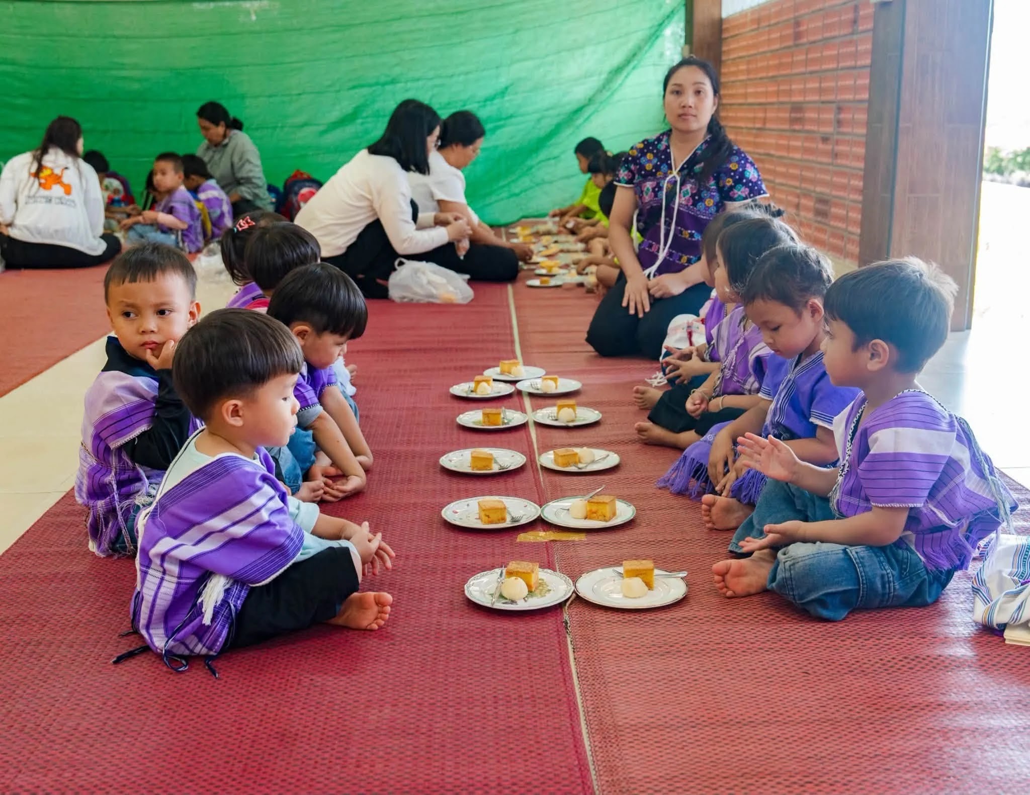ภาพประกอบ ข่าวเกี่ยวกับนักเรียนตอนนี้มาแรง….เทศบาลตำบลบ่อหลวง โดยการนำของนายกเทศมนตรีประนอม  หล้าจู  ได้นำนักเรียนอนุบาล 9 โรงเรียน ในเขตตำบลบ่อหลวง มาทำกิจกรรมที่วัดบ้านขุน พระภิกษุ และพี่เ