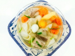 Cho hoành thánh vào tô chế nước lèo, cho thêm hành lá cắt khúc vào, rắc thêm chút tiêu, món này ăn sáng thì con gì bằng.