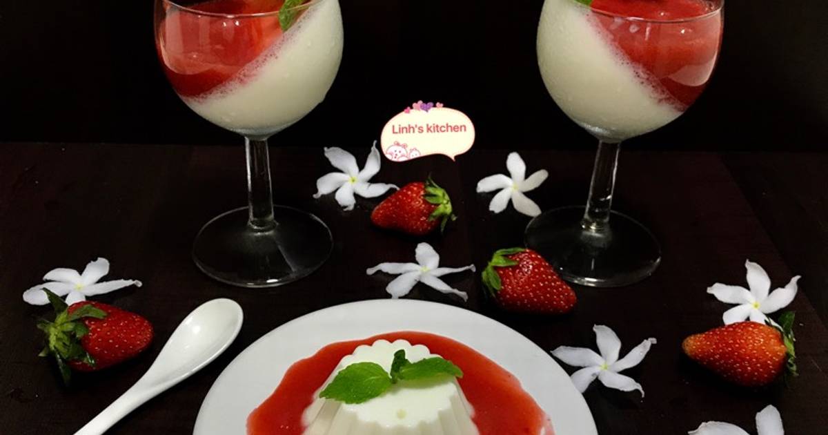 Coconut Panna cotta with strawberry sauce