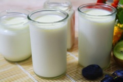 Cho nước ấm vào 1 cái nồi hoặc khay để tiến hành ủ sữa. Xếp hũ sữa chua vào nồi nước ấm đã chuẩn bị và đậy nắp lại, thời gian ủ sữa khoảng 8-10 tiếng là sữa chua lên men. Khi ủ xong, bạn cho sữa chua phô mai vào ngăn mát tủ lạnh khoảng vài tiếng là ăn được. Sữa chua phô mai có vị béo ngậy, mềm mại, mát lạnh, có thể úp ngược mà sữa không hề bị chảy nước nhé!