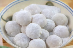 Bánh bao chỉ với lớp bột mềm dai bên ngoài và bọc bên trong là nhân dừa đậu phộng mè rang béo ngậy, thơm lừng và ngon khó cưỡng lại. Chỉ cần bỏ xíu thời gian vào bếp làm bánh bao chỉ nhân dừa đơn giản với Cooky là bạn đã có ngay một món ăn tuổi thơ ngày nào của mình rồi đó. Nhanh tay lưu lại công thức ngay nhé.