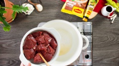 Ướp thịt bò với 1 muỗng canh hạt nêm Maggi và 1 ít tiêu xay, để 15 phút cho thịt bò ngấm gia vị. Bắc nồi lên bếp, cho vào 2 muỗng canh dầu ăn. Đổ thịt bò đã ướp vào xào săn.