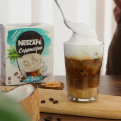 Cho đá vào ly cà phê đã pha sẵn cách miệng ly 4cm, rót từ từ 20ml cà phê phin pha sẵn vào ly. Sau đó cho tiếp foam sữa đầy ly, rắc thêm dừa sấy lên trên.
