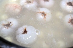 Cho hạt sen khô vào nồi cùng 2 chén nước, 50gr đường phèn, nấu sôi. Tiếp đến, cho vải vào cùng, nấu nhỏ lửa.