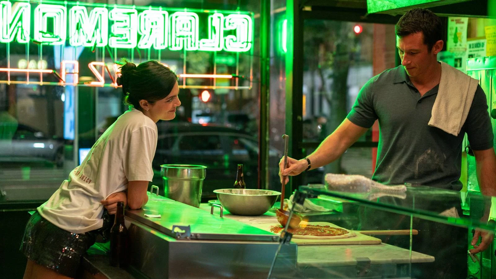 One Night Only İncelemesi: Yüksek Konseptli Romantik Komedinin Derin Analizi