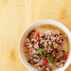 Cho bánh đúc nóng ra chén, thêm thịt băm và nước mắm vào ăn cùng. Có thể cho thêm một ít ớt vào để tăng vị cay tùy khẩu vị.