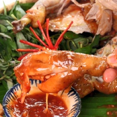Cho gà ra mâm, rưới nước sôt me đều xung quanh gà ăn kèm với xôi chiên phồng, kim chi, dưa leo và rau răm, Gà được chiên vàng thơm thắm đượm vị, được rưới thêm nước sốt me chua ngọt làm tăng thêm hương vị của món ăn.