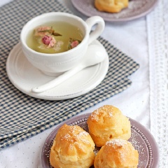Đợi kem và bánh nguội (phải thật nguội nhé) thì lấy dao nhọn rạch một đường quanh bụng bánh, bóp kem hoặc lấy một chiếc muỗng xúc kem cho vào nhân.