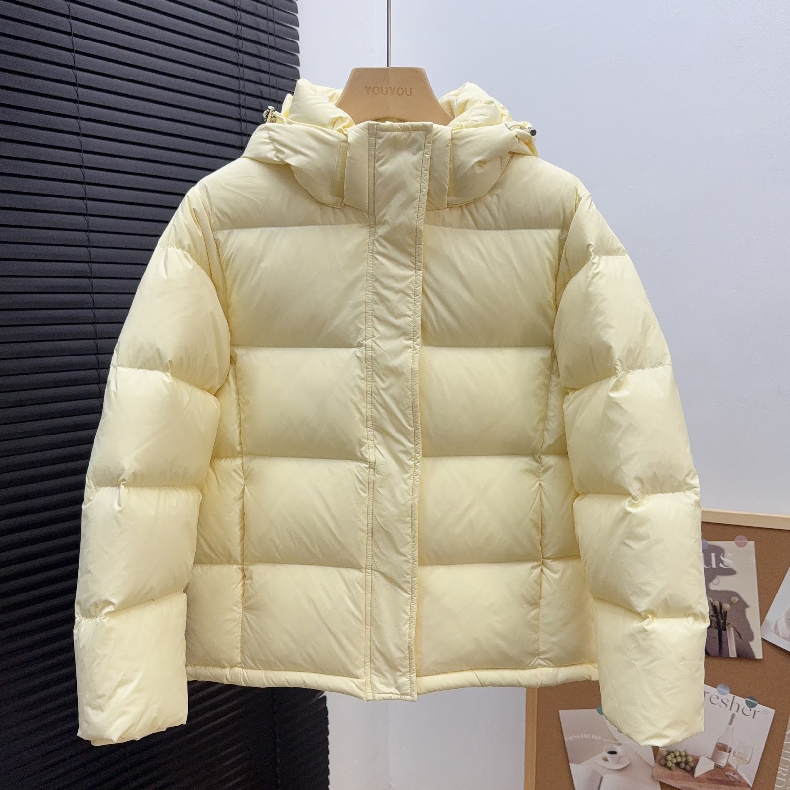 Kurze Damen-Daunenjacke mit abnehmbarer Kapuze