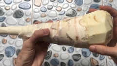 Bóc vỏ măng.