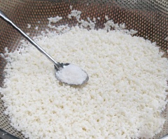 Gạo nếp cũng đem ngâm nước khoảng 5-6 tiếng cho nở. Đãi sạch, để cho gạo thật ráo nước rồi xóc gạo với 1/2 muỗng cà phê muối và 1 muỗng cà phê dầu ăn.