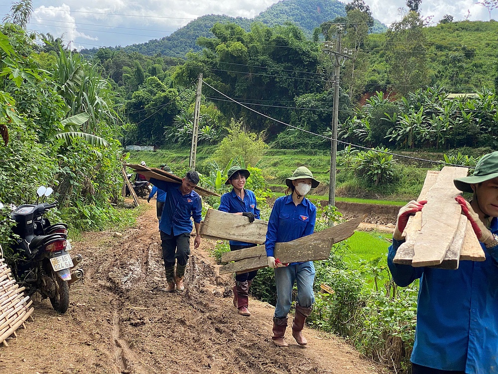 Tuổi trẻ Trường Đại học Tây Bắc phát huy tinh thần tình nguyện, xung kích vì cộng đồng, tham gia hỗ trợ khắc phục hậu quả mưa lũ