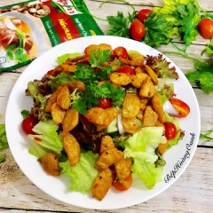 Cho salad trộn dầu giấm ra dĩa, thêm gà lát chiên lên trên. Rất đơn giản dễ làm, dễ ăn cho ngày chay muốn thay đổi khẩu vị.
