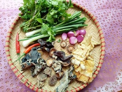 Măng khô, nấm mèo, nấm hương ngâm nước ấm. Hành lá, ngò rí cắt rễ rửa sạch. Măng khô tước sợi cho vào nồi luộc thêm 2-3 phút, vớt ra rửa sạch lần nữa.