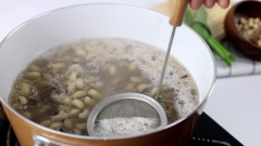 Cách nấu đậu trắng: Bắc nồi lên bếp, cho đậu vào và đổ nước cao hơn mặt đậu khoảng 1 lóng tay. Luộc đậu trắng với lửa vừa khoảng 40 phút với 1/2 muỗng cà phê muối để khi ăn đậu không bị nhạt. Trong quá trình nấu nhớ hớt bọt và không nên luộc đậu quá nhừ, chỉ nấu vừa chín tới, dùng tay bóp hạt đậu thấy đậu mềm là được. Sau đó đổ đậu trắng ra rổ và rửa lại với nước 1 lần.