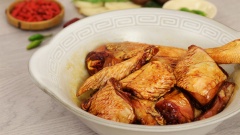 1/2 con gà ta đem chặt miếng vừa ăn, ướp gà với 1 muỗng canh hạt nêm thịt thăn xương ống Maggi,1 muỗng canh hắc xì dầu, đề 15 phút cho gà thấm gia vị.