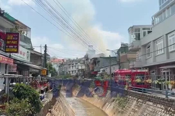 Lâm Đồng: Cháy nhiều căn nhà ngay trung tâm Đà Lạt - Báo VietnamPlus