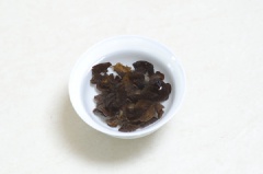 Nấm mèo ngâm nước cho nở. Tôm rửa sạch, bóc bỏ vỏ và đầu.