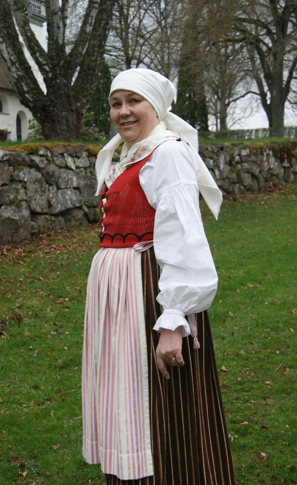 Småland, Norra Vedbo. Dräkten är sydd på 60-talet, kjolen har den bruna bottenton som förespråkades av Julia Fredricsson. Foto Depui.