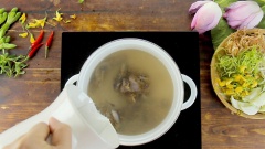 Đặt nồi lên bếp, cho 150gr mắm cá linh và 150gr mắm cá sặc vào nồi, thêm 1 lít nước lọc. Bật lửa lớn nấu đến khi nước sôi thấy nổi bọt thì hớt bỏ phần bọt bẩn này để nước lèo bún mắm được trong. Nấu đến khi thấy mắm rã hết chỉ còn xương thì nhắc xuống đem lọc nước luộc qua rây để loại bỏ phần xương.
