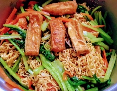 Tất cả các nguyên liệu và nước sốt đã được chuẩn bị hoàn tất. Bây giờ chỉ việc trộn lên và thưởng thức thành quả nhé.