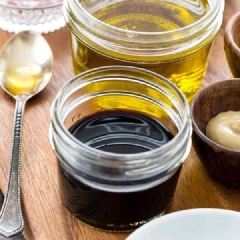 Chuẩn bị nguyên liệu. Hành tím băm nhỏ, sau đó trong bát cùng với sốt mayonnaise, mù tạt, muối, tiêu. Cho giấm vào và trộn đều. Vì giấm đen có mùi rất đậm nên bạn cho từ từ, vừa khuấy vừa nếm xem đã vừa miệng chưa nhé.