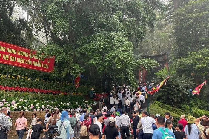 Chưa chính hội, Đền Hùng đã đón hàng vạn người về dâng hương - Báo Tri thức &amp; Cuộc sống