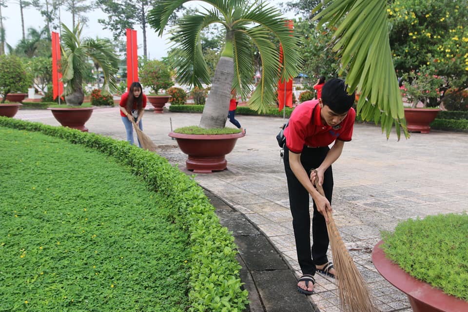 Đoàn viên sinh viên DLA đóng góp sức trẻ vào hoạt động cộng đồng