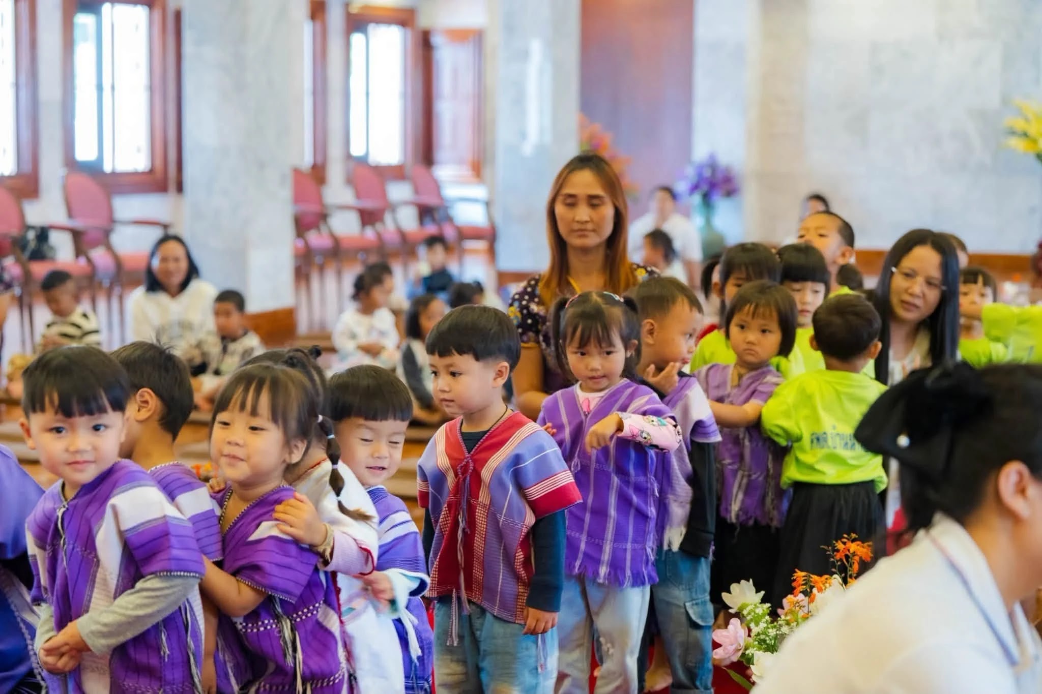 ภาพประกอบ ข่าวเกี่ยวกับนักเรียนตอนนี้มาแรง….เทศบาลตำบลบ่อหลวง โดยการนำของนายกเทศมนตรีประนอม  หล้าจู  ได้นำนักเรียนอนุบาล 9 โรงเรียน ในเขตตำบลบ่อหลวง มาทำกิจกรรมที่วัดบ้านขุน พระภิกษุ และพี่เ