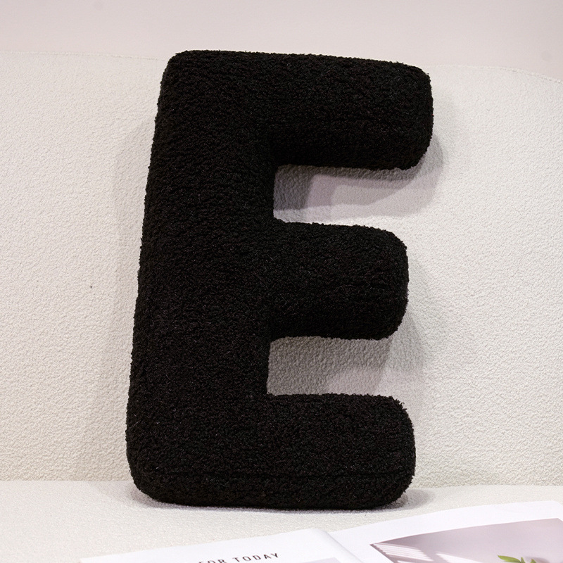 Plüsch-Kuschelkissen mit Buchstaben- und Herzmotiven