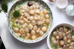 Đánh đều hỗn hợp trứng, cho phần nấm rơm và thịt bằm đã xào trước đó vào hỗn hợp trứng.