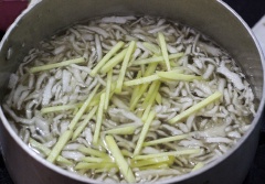 Cuối cùng thêm gừng thái sợi vào nồi khuấy đều là xong. Đợi chè rau câu nguội, múc chè ra bát thêm bột báng và trân châu vào bát ăn kèm. Rau câu chân vịt là loại thực phẩm chứa nhiều dưỡng chất như iot và canxi. Món chè rau câu chân vịt không chỉ thanh mát, giải nhiệt trong những ngày nóng mà còn cung cấp rất nhiều chất dinh dưỡng cho cơ thể đấy. Chè rau câu với vị ngọt dịu mát và giòn ngon của rau câu sẽ là món tráng miệng đặc biệt mà cả nhà đều ưa thích.