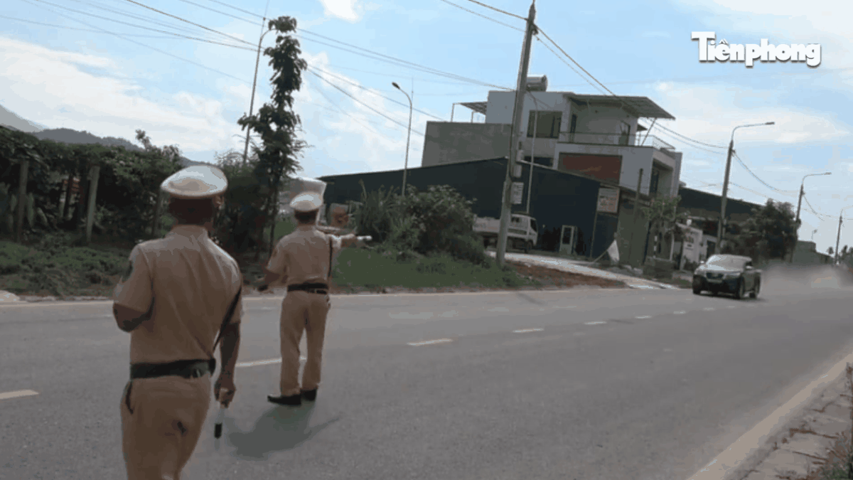 Hình ảnh ô tô phóng như tên trên cung đường giới hạn tốc độ 50km/h - Báo Tiền Phong