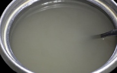 Nấu nước rau câu trái cây: Cho 25g bột rau câu, 200g đường trắng vào nồi cùng 1.5 lít nước, nấu sôi. Vừa nấu vừa khuấy đều để bột rau câu và đường tan hoàn toàn.