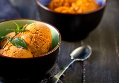 Sau khi kem đã lạnh, đổ kem ra hộp nhựa rồi cất vào tủ đá. Cứ 30 phút, lấy kem ra, khuấy đều lên rồi cất lại vào tủ. Làm liên tục như vậy cho đến khi tất cả phần kem đông lại như ý. Cho ra ly hay bánh ốc quế và thưởng thức.