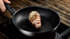 Dùng thịt ba chỉ quấn quanh trái bơ vừa chuẩn bị xong. Làm nóng chảo với một chút dầu ăn, thả thịt ba chỉ cuộn bơ vào chiên đến khi thịt chín vàng đều các mặt là được. Gắp thành phẩm ra dĩa và thưởng thức.