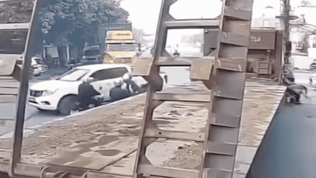 Video cô gái thoát nạn trong gang tấc vì đi vào điểm mù xe tải - Báo Sức Khỏe &amp; Đời Sống