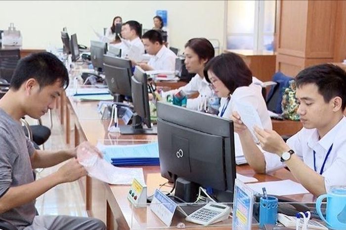 Công sở vẫn sáng đèn xuyên lễ phục vụ nhân dân - Đài Phát thanh và truyền hình Hà Nội