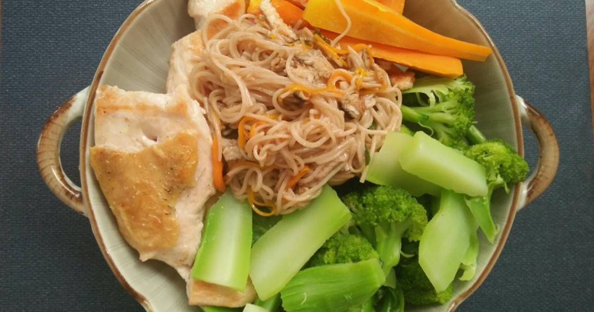 Eat clean: ức gà áp chảo, mì trứng, rau luộc