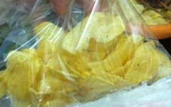 Cho khoai tây vào túi nylon, thêm 1/2 muỗng cà phê muối, 1/2 muỗng cà phê ớt bột vào, xóc đều khoảng 1 phút.